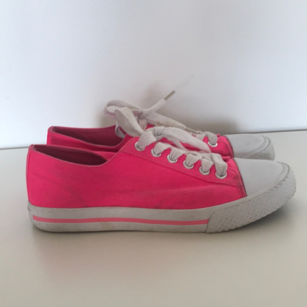 Really comfortable Air Walk shoes!